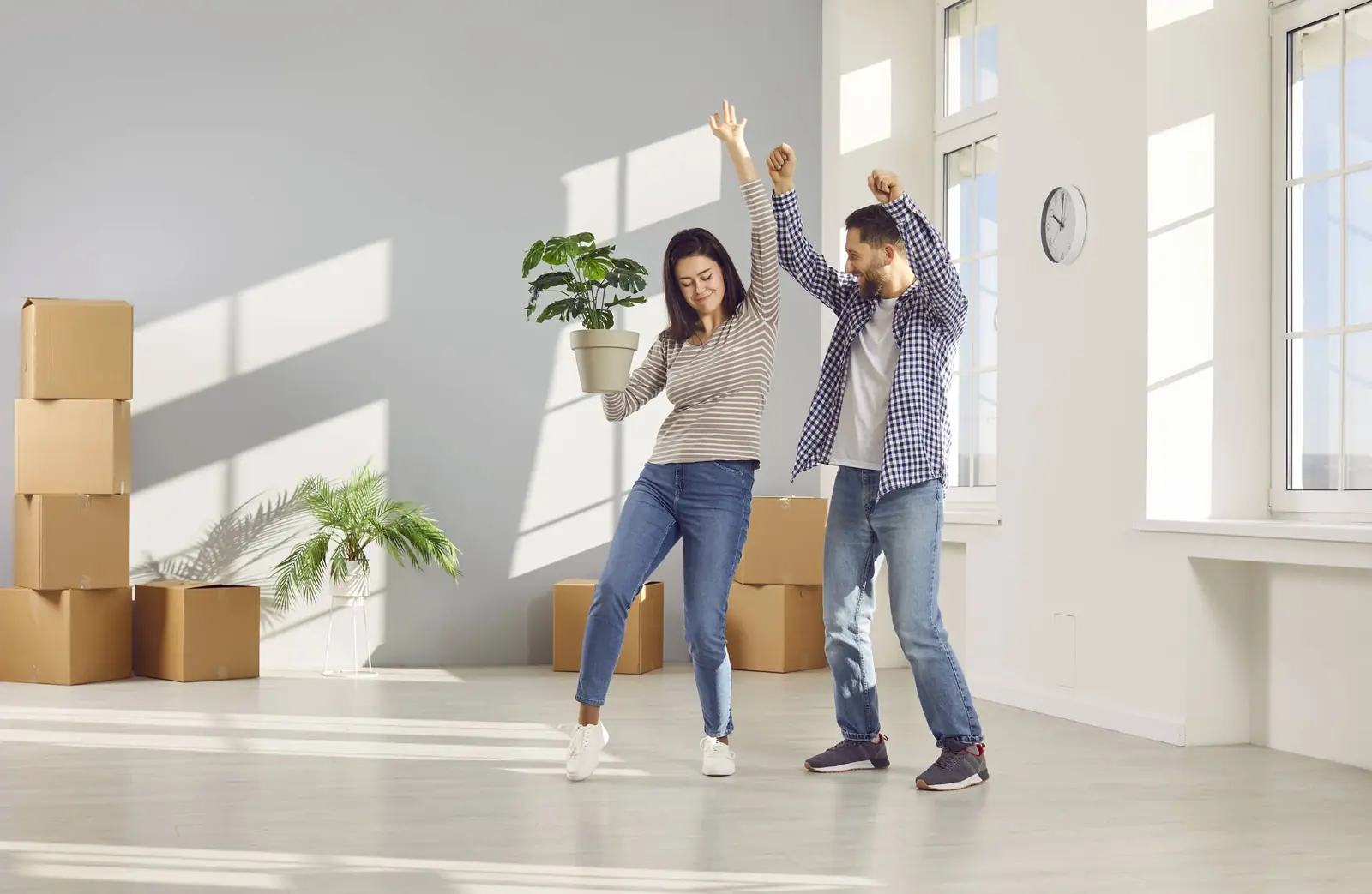 Glad par danser under fraflytningen